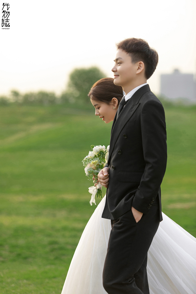 爱情电影。王胜超先生张卓女士又年轻，又有爱婚纱照、极简棚拍、、、婚纱照
