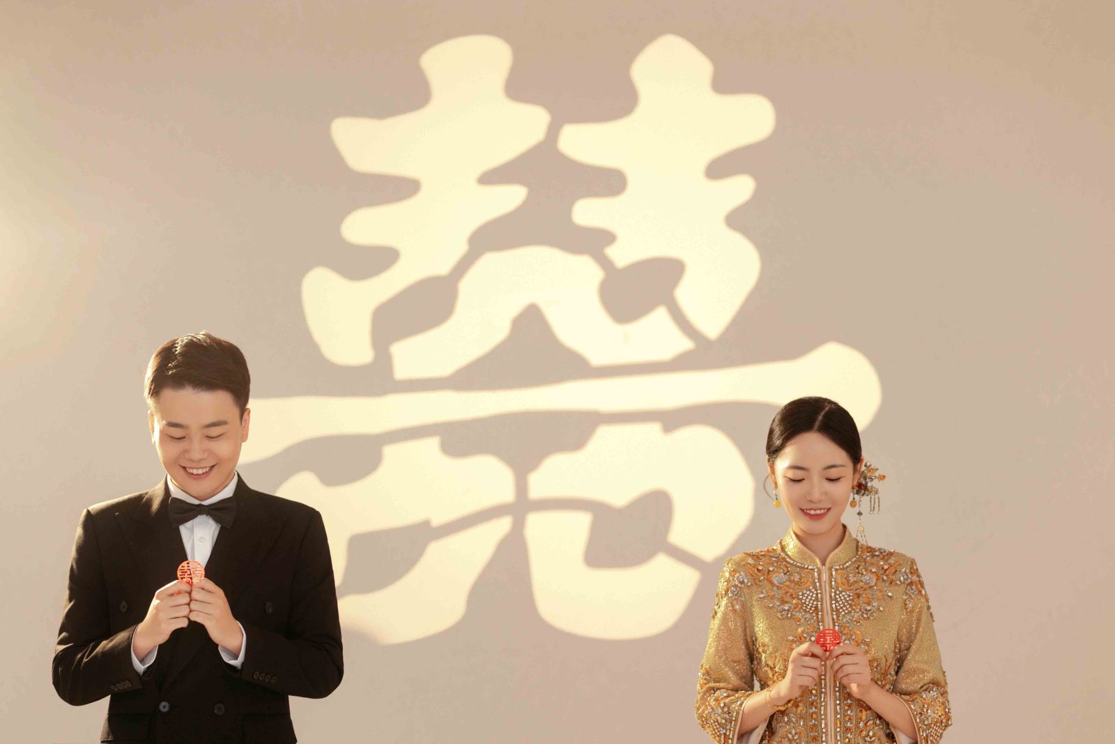 幸福感爆棚聂佳豪先生孙榕女士极简棚拍婚纱照、怀旧复古  中式传承、韩松、行走的放大镜，现场细节，姿态指导的掌控者、婚纱照