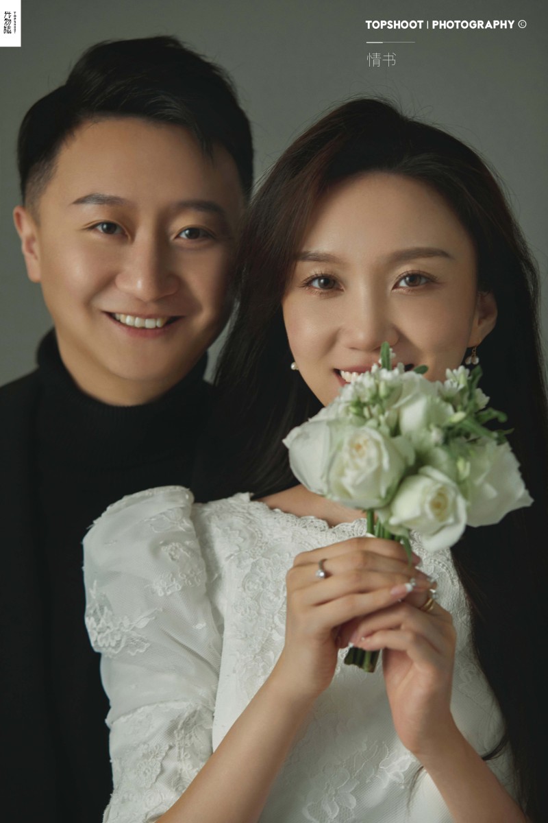 极致情绪！吴志辉 先生张馨女士极简棚拍婚纱照、极简棚拍、木子、唠嗑型选手，构图多变、情绪拿捏，特写YYDS、婚纱照