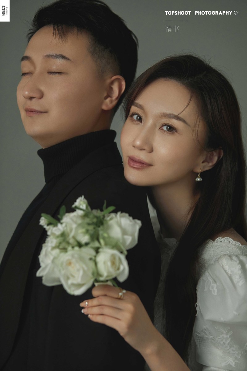 极致情绪！吴志辉 先生张馨女士极简棚拍婚纱照、极简棚拍、木子、唠嗑型选手，构图多变、情绪拿捏，特写YYDS、婚纱照