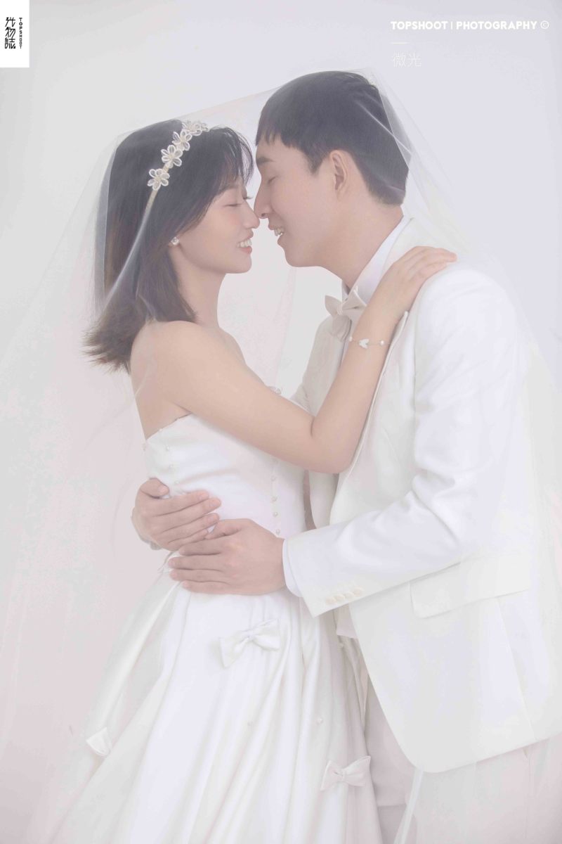 极致情绪！王欢先生邱晓凡女士极简棚拍婚纱照、极简棚拍、白玛、怀疑是不是修导演系，拍照像电影一样的构图和质感、婚纱照