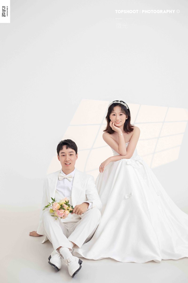 极致情绪！王欢先生邱晓凡女士极简棚拍婚纱照、极简棚拍、白玛、怀疑是不是修导演系，拍照像电影一样的构图和质感、婚纱照