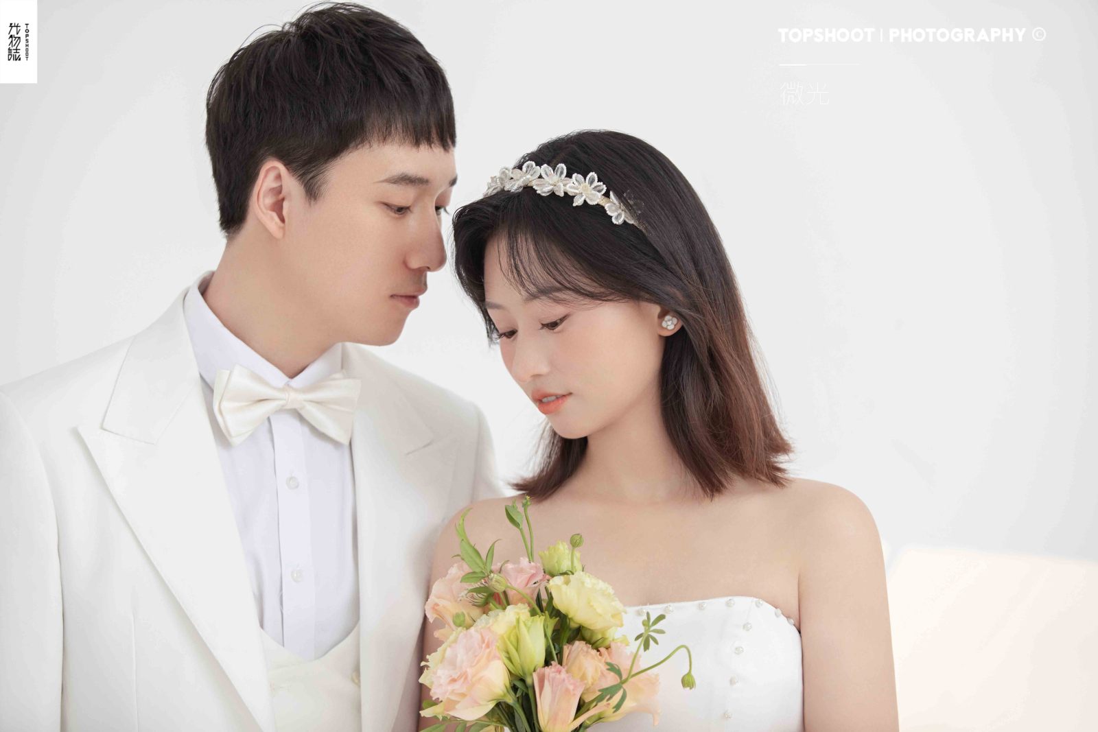 极致情绪！王欢先生邱晓凡女士极简棚拍婚纱照、极简棚拍、白玛、怀疑是不是修导演系，拍照像电影一样的构图和质感、婚纱照