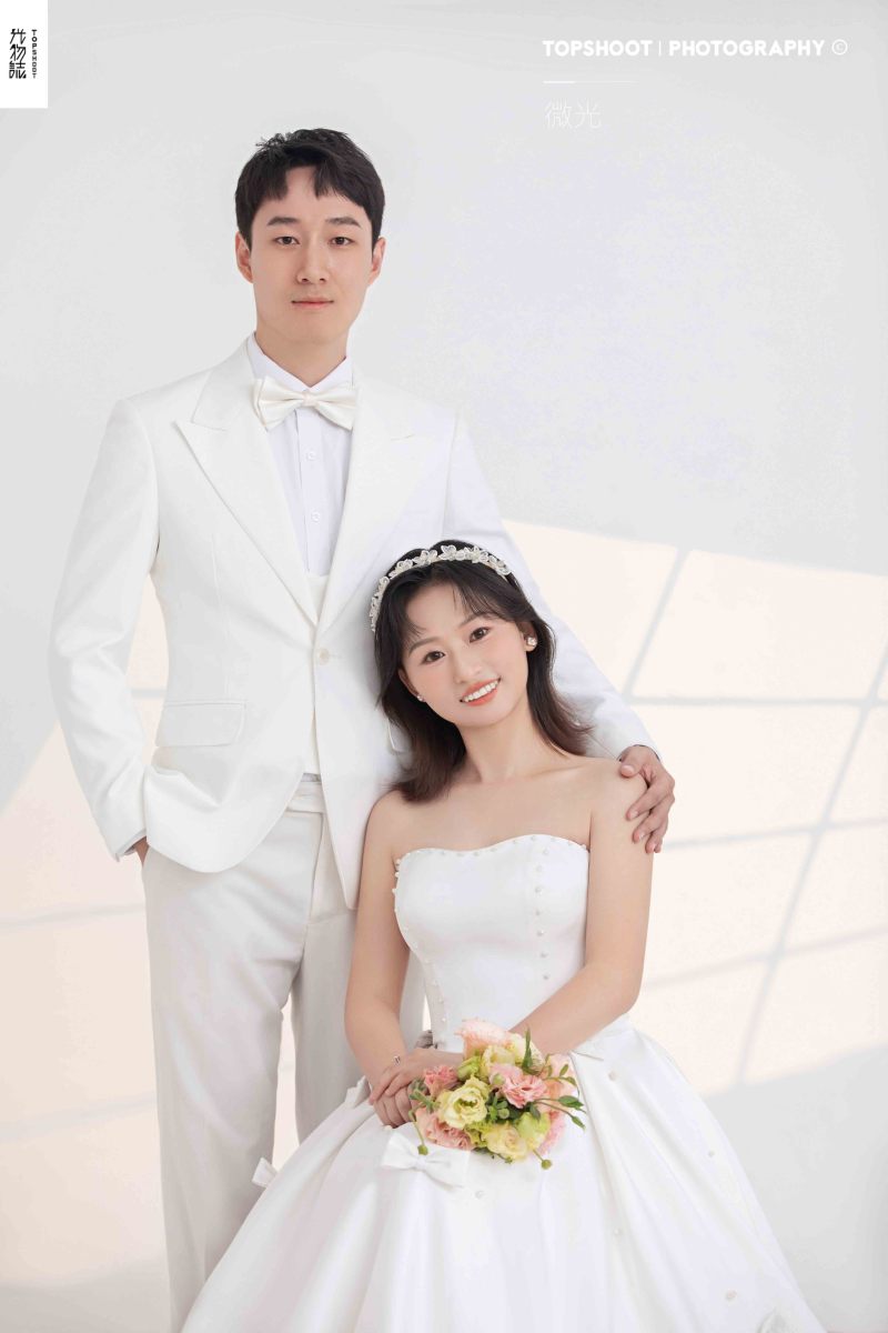 极致情绪！王欢先生邱晓凡女士极简棚拍婚纱照、极简棚拍、白玛、怀疑是不是修导演系，拍照像电影一样的构图和质感、婚纱照