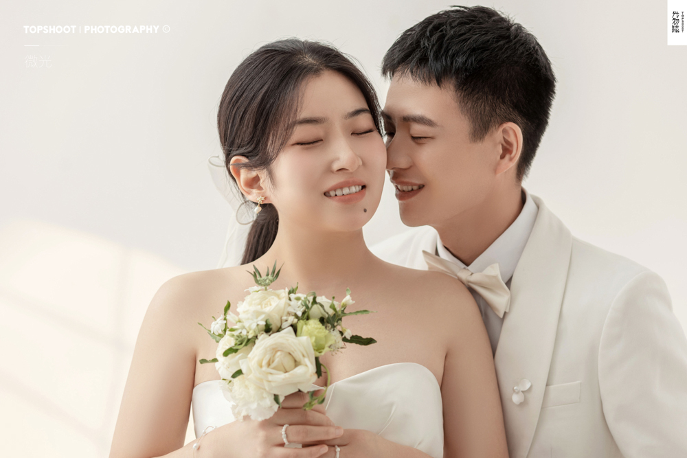 新鲜出炉:)李文轩先生张思昱女士极简棚拍婚纱照、极简棚拍、徐才皓、好像在听单口相声，开心到直不起腰，幸福感MAX、婚纱照