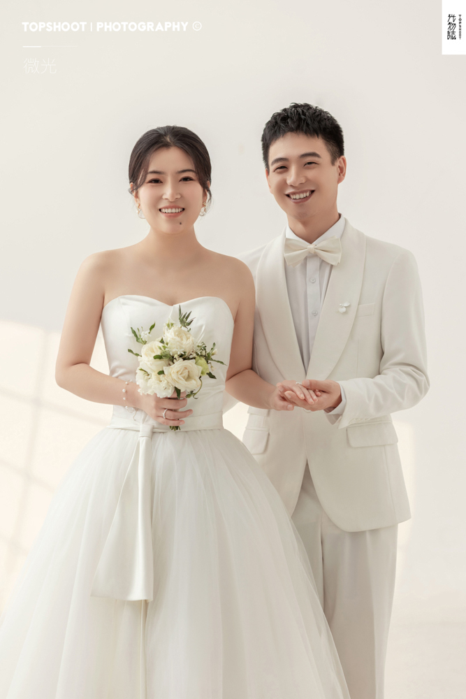 新鲜出炉:)李文轩先生张思昱女士极简棚拍婚纱照、极简棚拍、徐才皓、好像在听单口相声，开心到直不起腰，幸福感MAX、婚纱照
