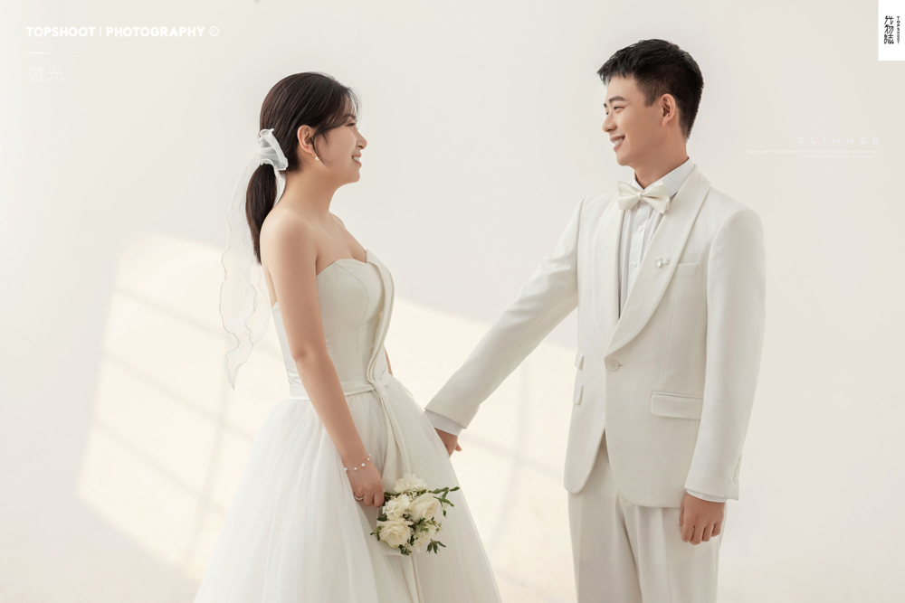 新鲜出炉:)李文轩先生张思昱女士极简棚拍婚纱照、极简棚拍、徐才皓、好像在听单口相声，开心到直不起腰，幸福感MAX、婚纱照