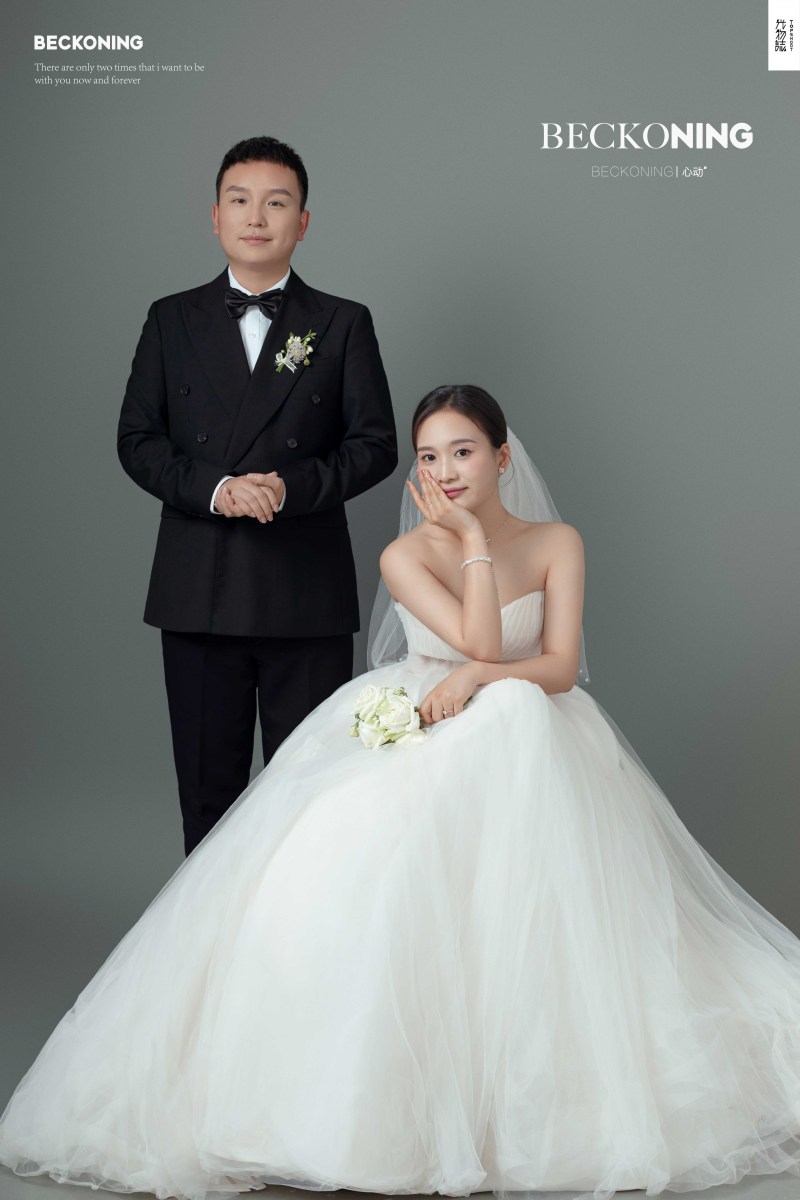 幸福感爆棚高乔先生李艳女士极简棚拍婚纱照、极简棚拍、木子、唠嗑型选手，构图多变、情绪拿捏，特写YYDS、婚纱照