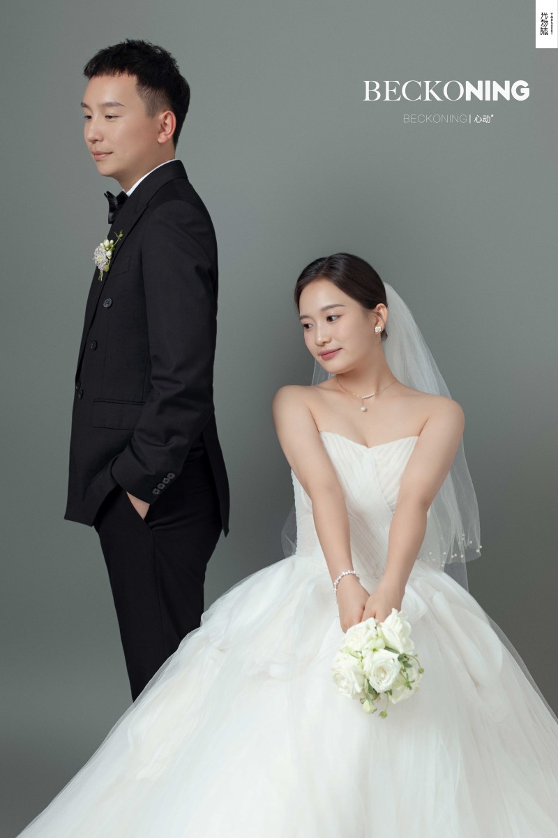 幸福感爆棚高乔先生李艳女士极简棚拍婚纱照、极简棚拍、木子、唠嗑型选手，构图多变、情绪拿捏，特写YYDS、婚纱照