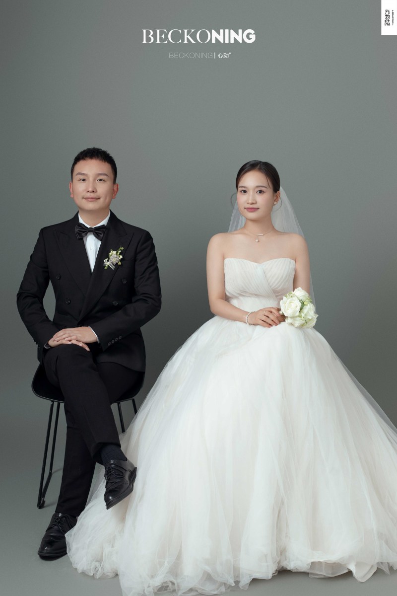 幸福感爆棚高乔先生李艳女士极简棚拍婚纱照、极简棚拍、木子、唠嗑型选手，构图多变、情绪拿捏，特写YYDS、婚纱照
