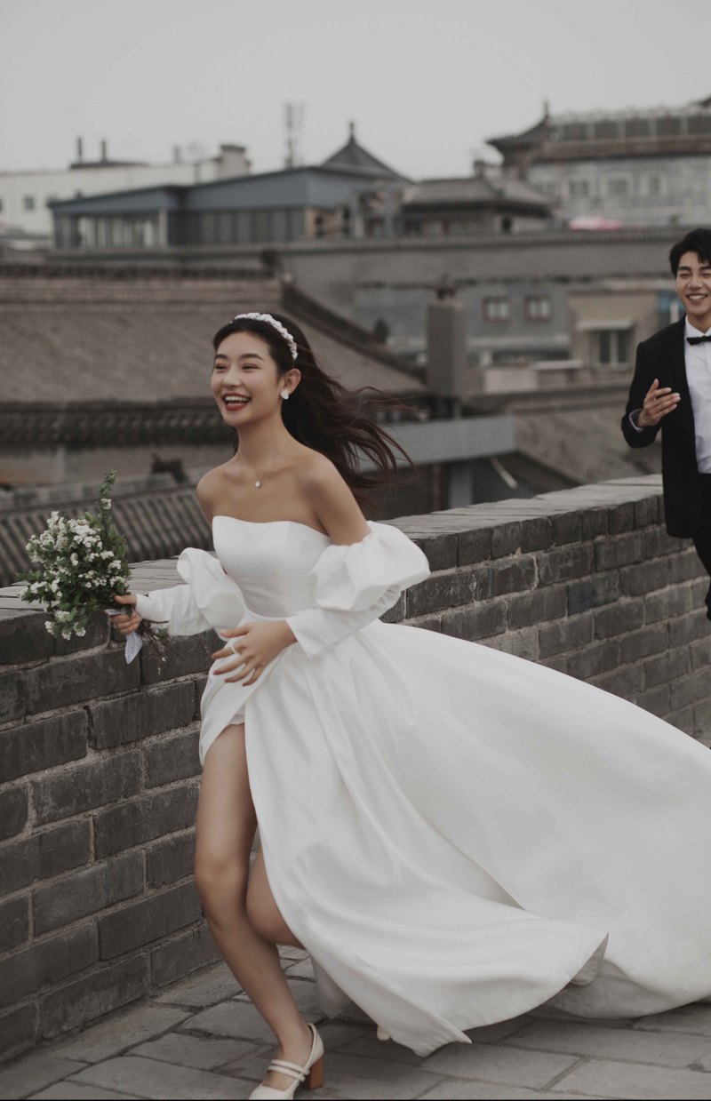 长安、电影纪实、搭配白纱与手捧花，
复古优雅风情，仪式感满满。
 青灰色城砖色泽斑驳沧桑，更显历史厚重。
 每一帧都像是爱情电影截图一般。