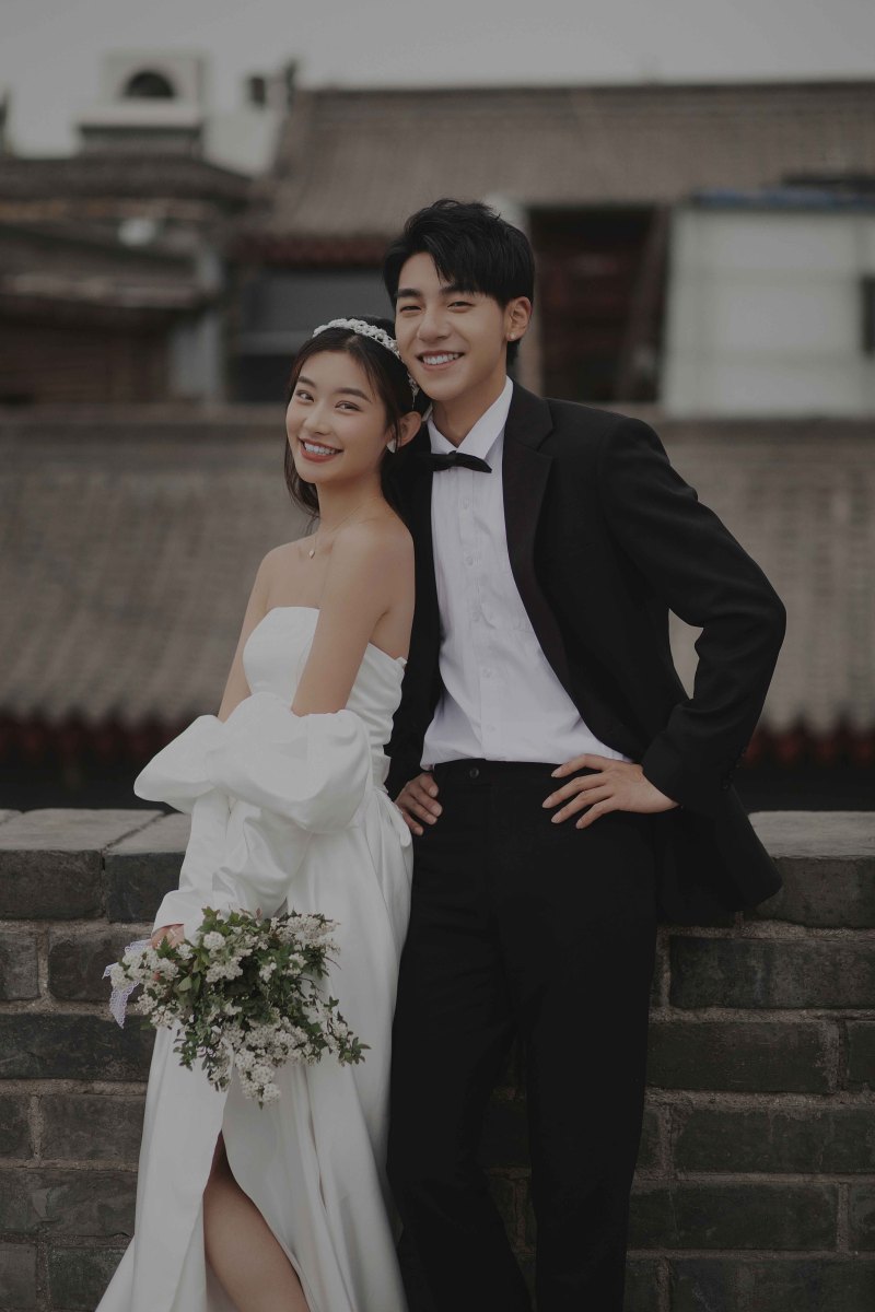 长安、电影纪实、搭配白纱与手捧花，
复古优雅风情，仪式感满满。
 青灰色城砖色泽斑驳沧桑，更显历史厚重。
 每一帧都像是爱情电影截图一般。
