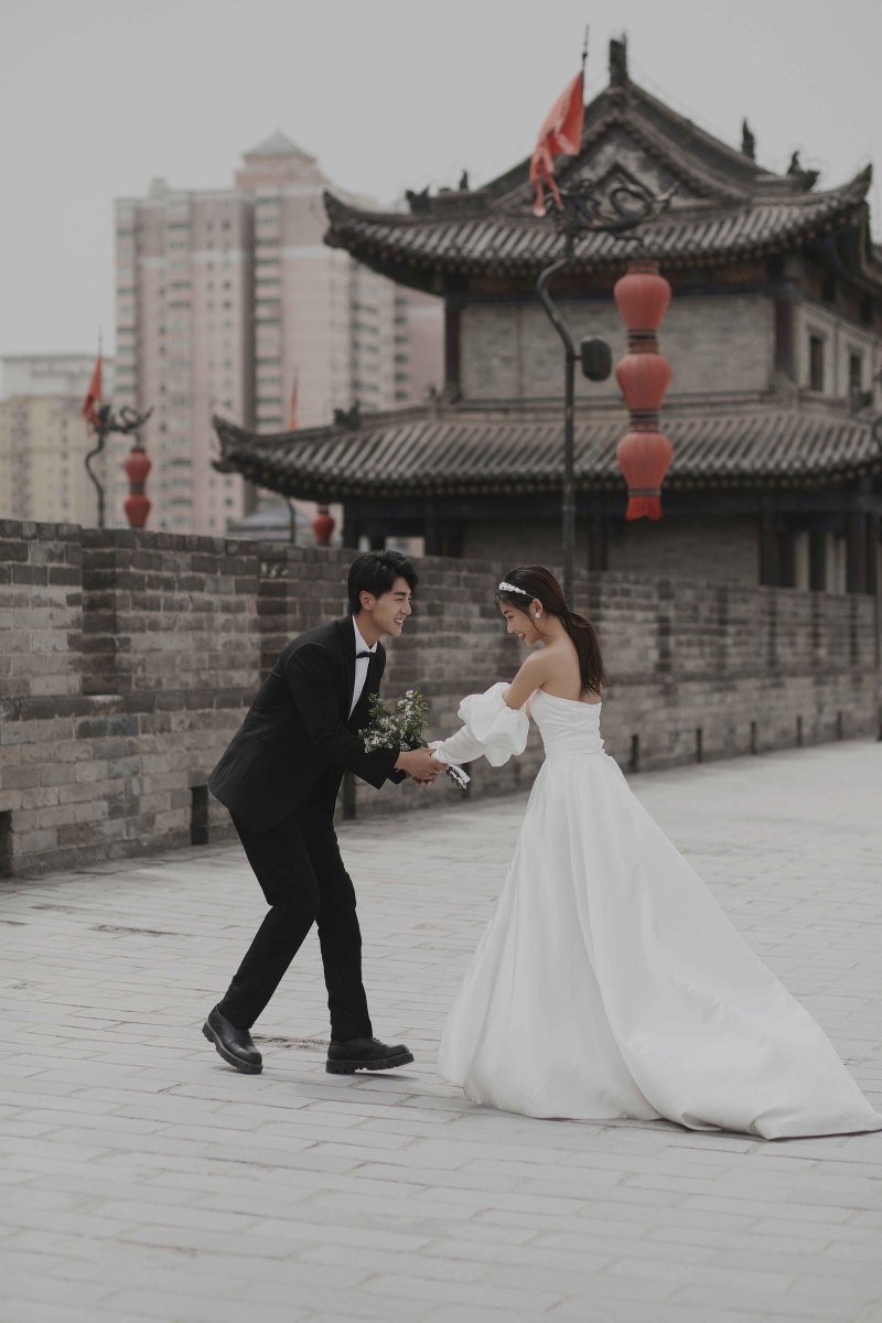 长安、电影纪实、搭配白纱与手捧花，
复古优雅风情，仪式感满满。
 青灰色城砖色泽斑驳沧桑，更显历史厚重。
 每一帧都像是爱情电影截图一般。