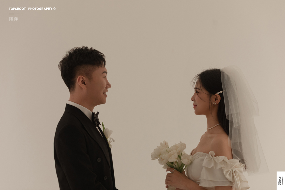 超级甜腻！阮玄先生李雨婷女士极简棚拍婚纱照、极简棚拍、、、婚纱照
