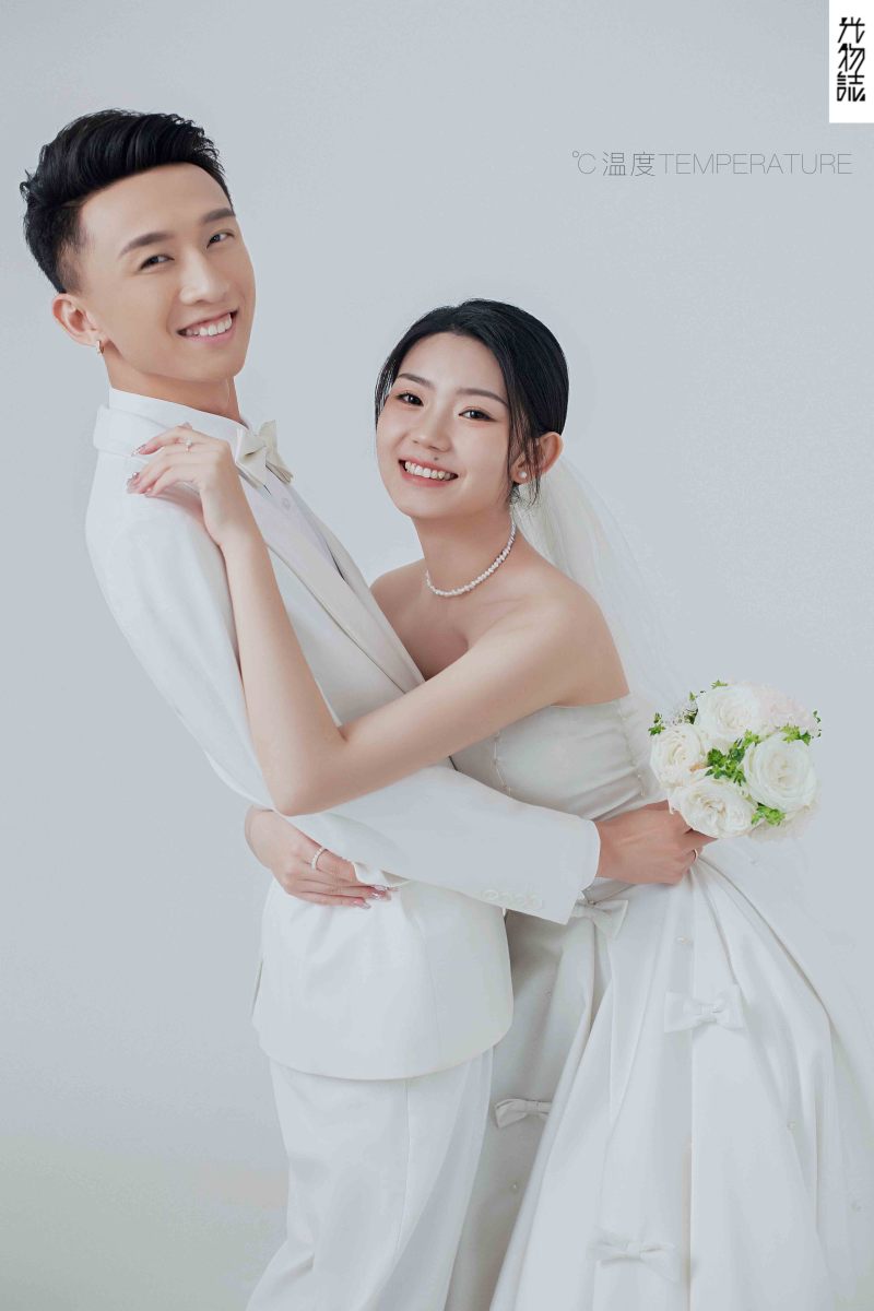 幸福感爆棚马先生李女士极简棚拍婚纱照、极简棚拍、韩松、行走的放大镜，现场细节，姿态指导的掌控者、婚纱照
