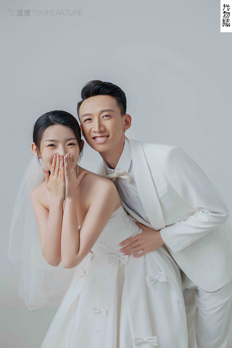 幸福感爆棚马先生李女士极简棚拍婚纱照、极简棚拍、韩松、行走的放大镜，现场细节，姿态指导的掌控者、婚纱照