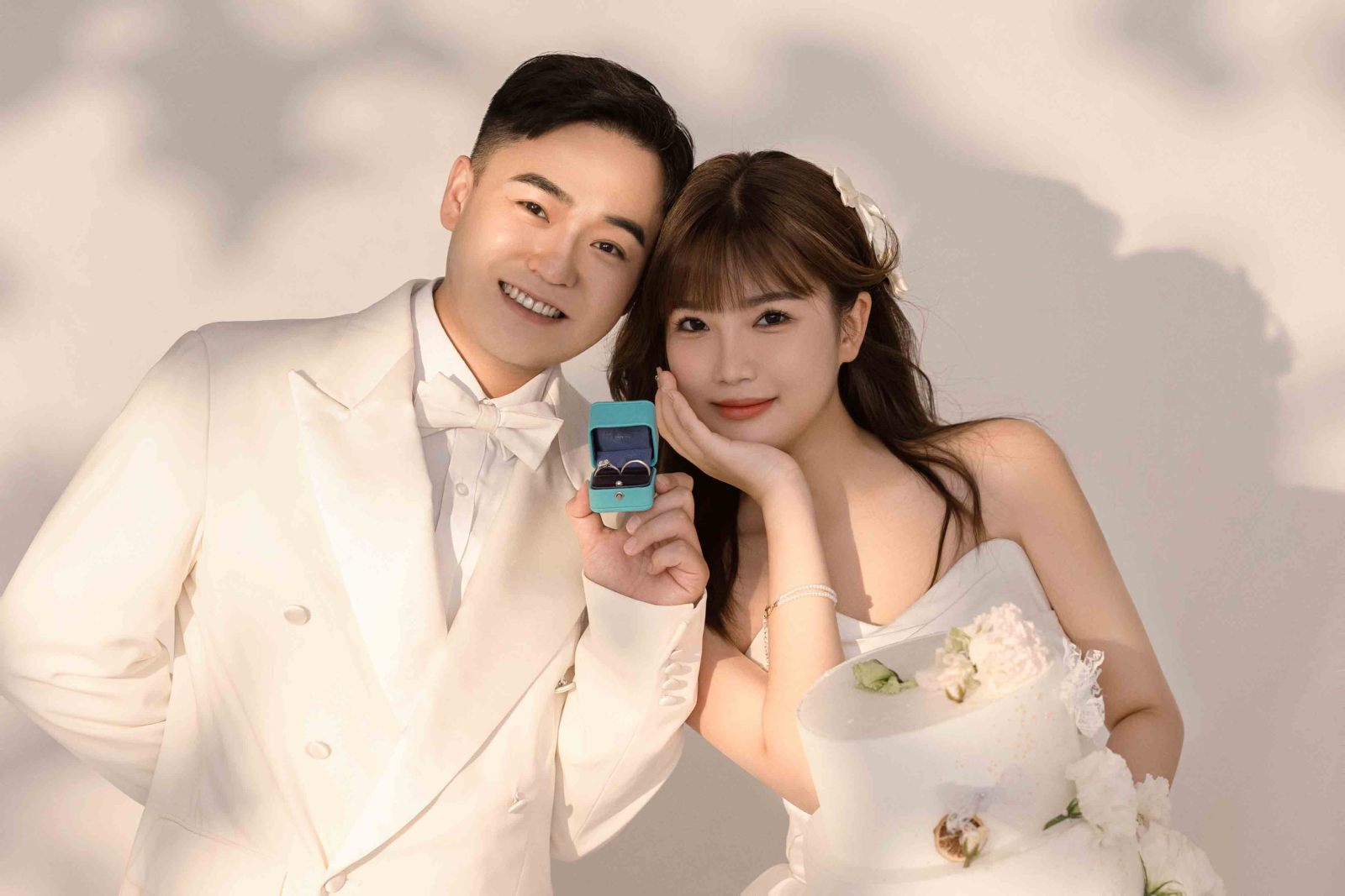 太太太太可了~~！杨科威先生张雨慧女士极简棚拍婚纱照、极简棚拍、韩松、行走的放大镜，现场细节，姿态指导的掌控者、婚纱照