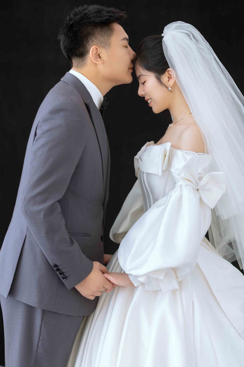 幸福感爆棚惠锋勃[先生葛欣女士极简棚拍婚纱照、极简棚拍、韩松、行走的放大镜，现场细节，姿态指导的掌控者、婚纱照