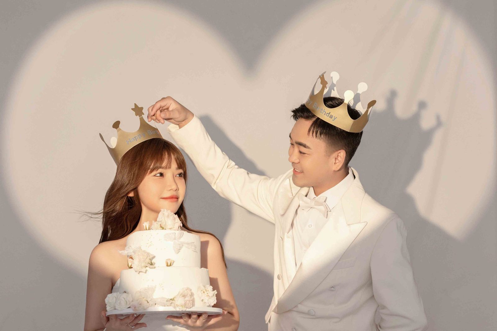 太太太太可了~~！杨科威先生张雨慧女士极简棚拍婚纱照、极简棚拍、韩松、行走的放大镜，现场细节，姿态指导的掌控者、婚纱照