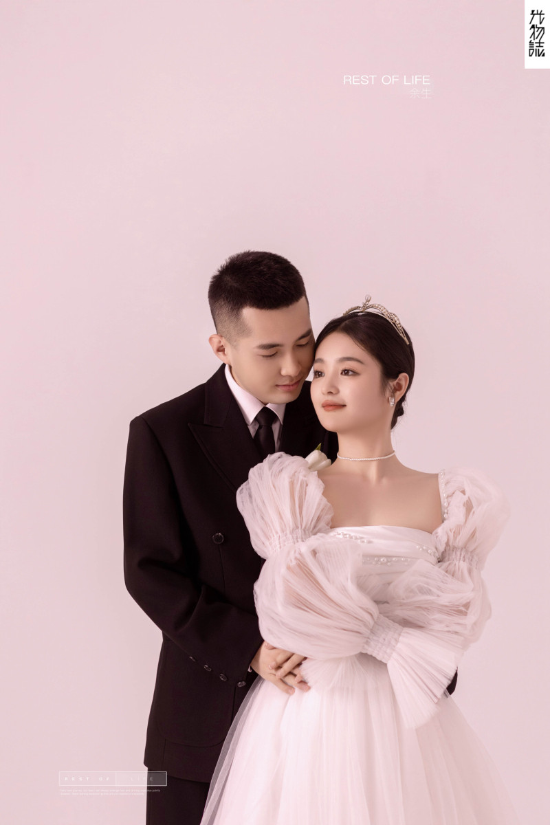 幸福感爆棚陈国辉先生王璐女士极简棚拍婚纱照、极简棚拍、木子、唠嗑型选手，构图多变、情绪拿捏，特写YYDS、婚纱照