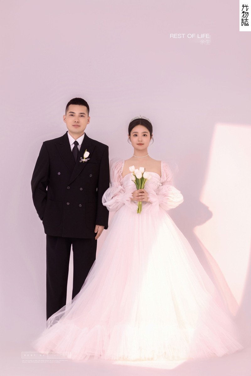 幸福感爆棚陈国辉先生王璐女士极简棚拍婚纱照、极简棚拍、木子、唠嗑型选手，构图多变、情绪拿捏，特写YYDS、婚纱照