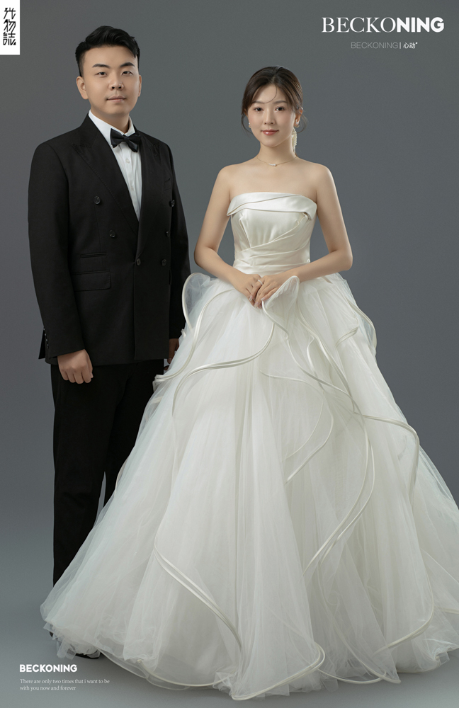 美到想哭1551吴晋豪先生王女士极简棚拍婚纱照、极简棚拍、刘雨鑫、天赋型选手，拥有一双摄影眼，每一个细节点尽在掌握、婚纱照
