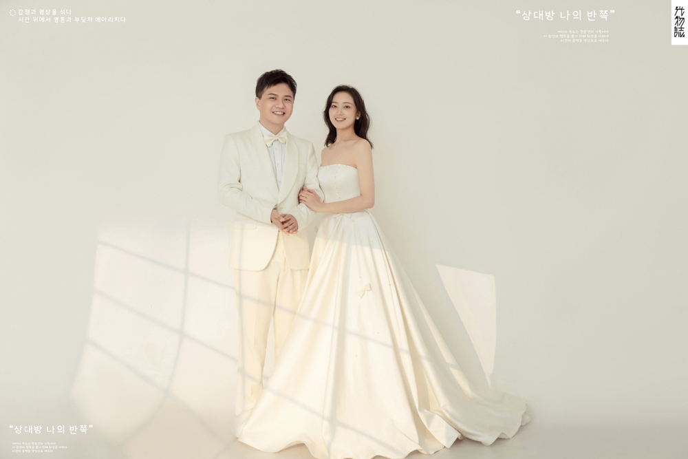 太太太太可了~~！薛晋川先生胡媛女士极简棚拍婚纱照、极简棚拍、刘雨鑫、天赋型选手，拥有一双摄影眼，每一个细节点尽在掌握、婚纱照