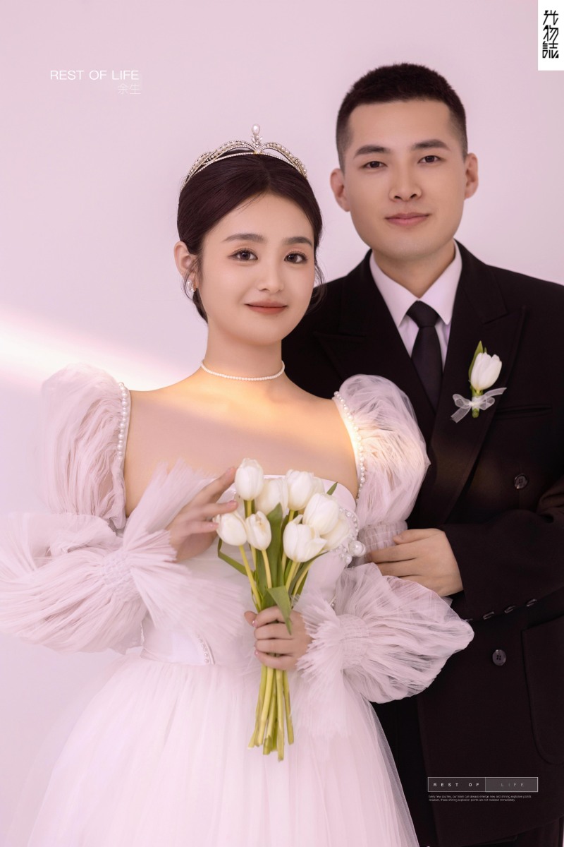 幸福感爆棚陈国辉先生王璐女士极简棚拍婚纱照、极简棚拍、木子、唠嗑型选手，构图多变、情绪拿捏，特写YYDS、婚纱照