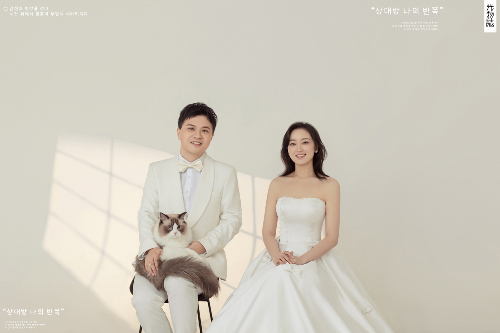 太太太太可了~~！薛晋川先生胡媛女士极简棚拍婚纱照、极简棚拍、刘雨鑫、天赋型选手，拥有一双摄影眼，每一个细节点尽在掌握、婚纱照