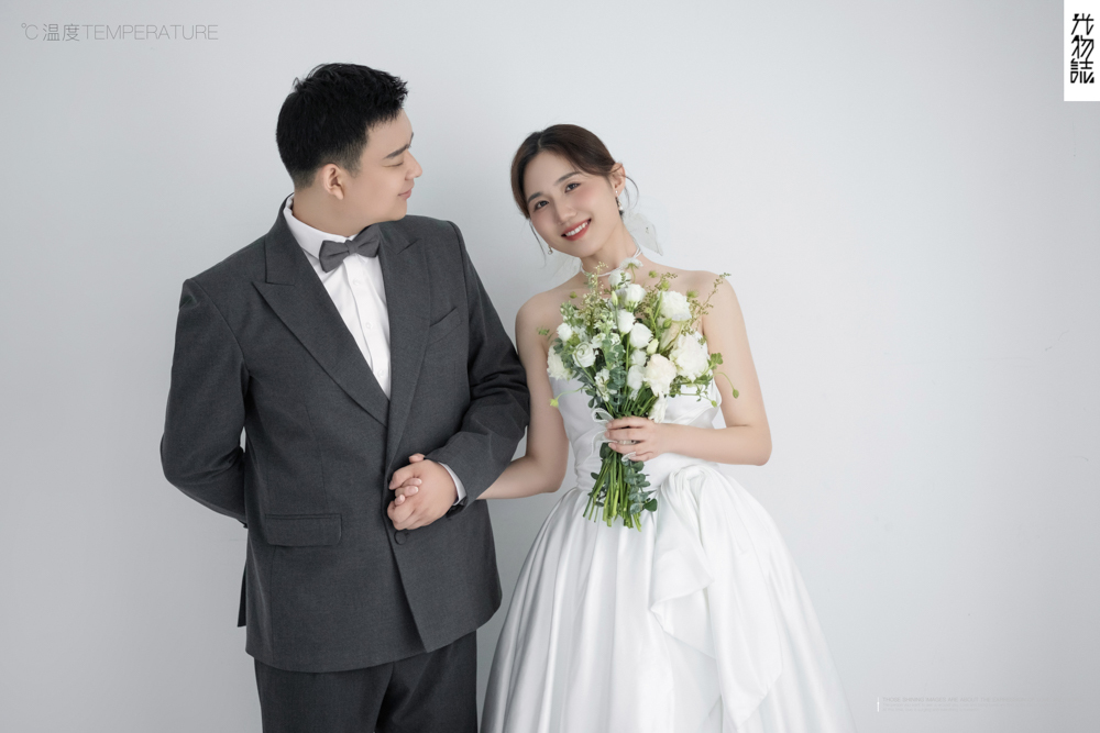 简单爱爱爱❤️张迪先生柏益娟女士极简棚拍婚纱照、极简棚拍、刘雨鑫、天赋型选手，拥有一双摄影眼，每一个细节点尽在掌握、婚纱照