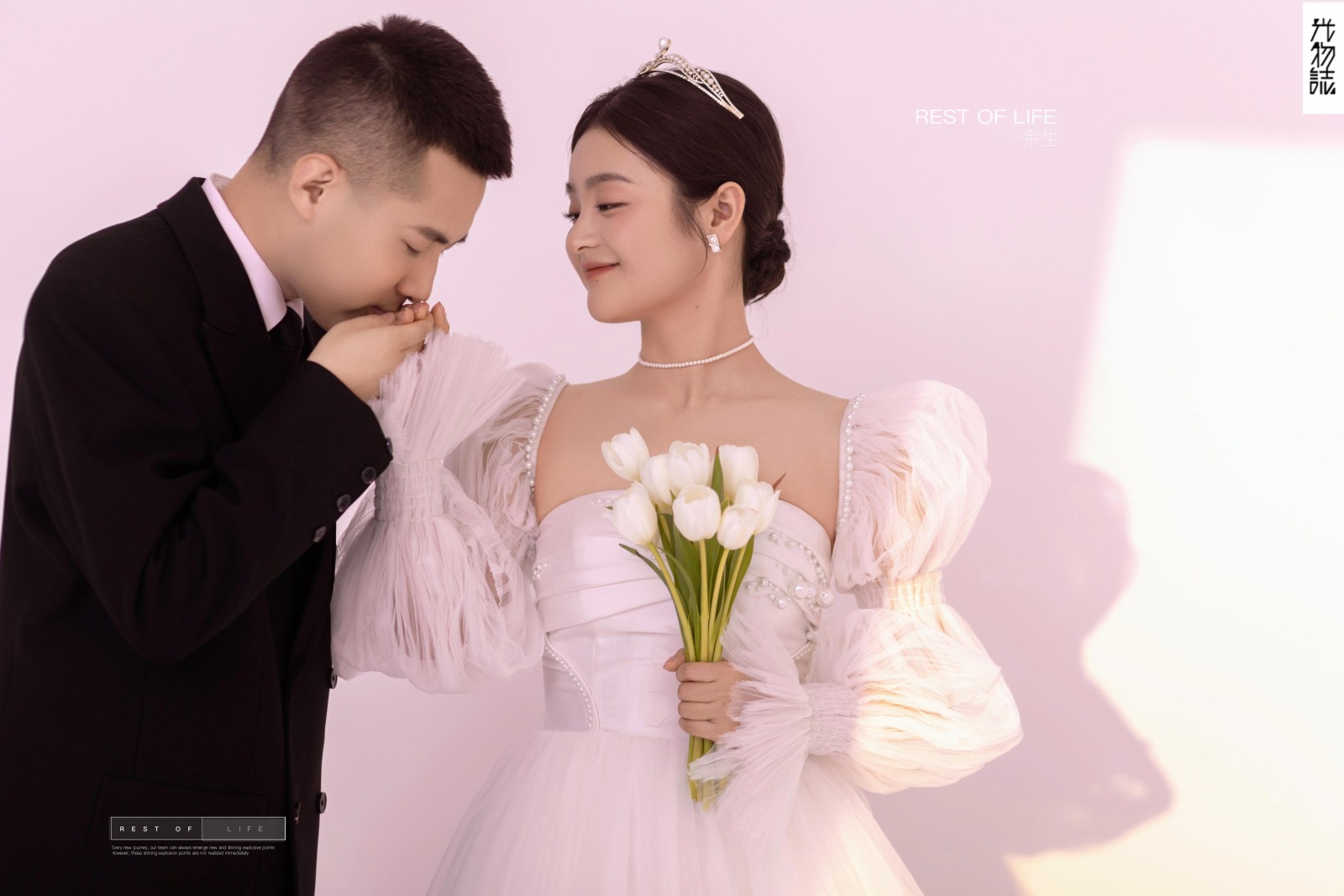 幸福感爆棚陈国辉先生王璐女士极简棚拍婚纱照、极简棚拍、木子、唠嗑型选手，构图多变、情绪拿捏，特写YYDS、婚纱照