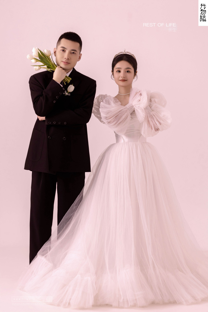 幸福感爆棚陈国辉先生王璐女士极简棚拍婚纱照、极简棚拍、木子、唠嗑型选手，构图多变、情绪拿捏，特写YYDS、婚纱照
