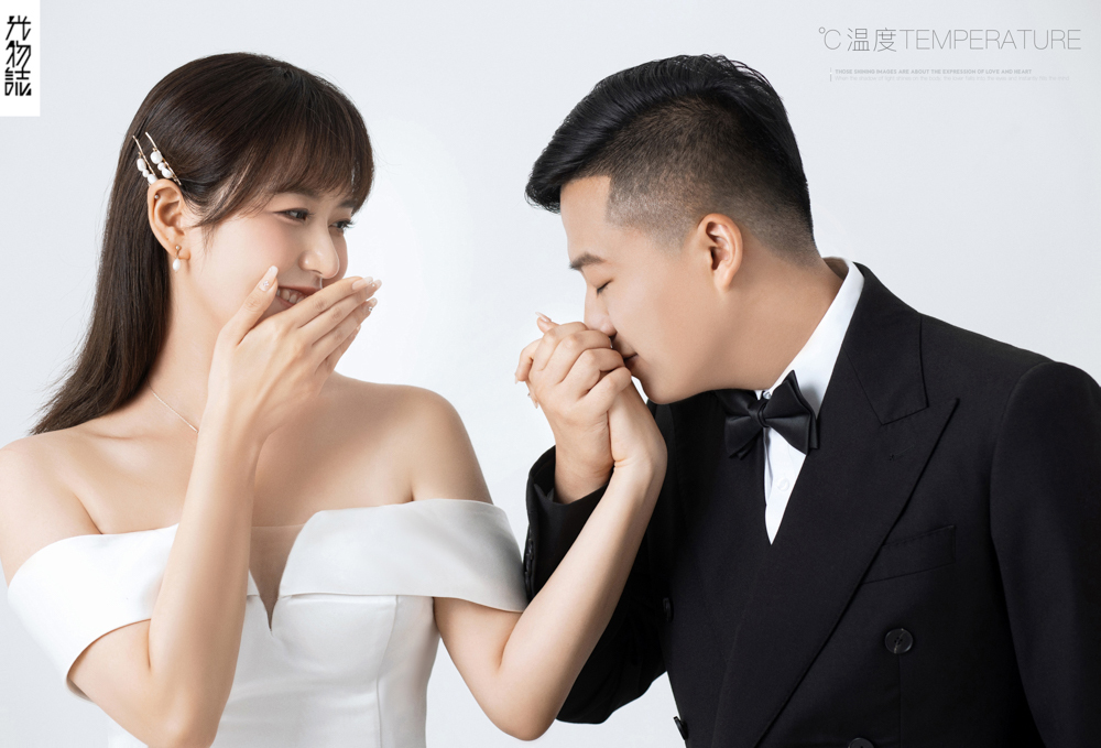 爱了~爱了~王超先生林诗瑶女士极简棚拍婚纱照、极简棚拍、刘雨鑫、天赋型选手，拥有一双摄影眼，每一个细节点尽在掌握、婚纱照