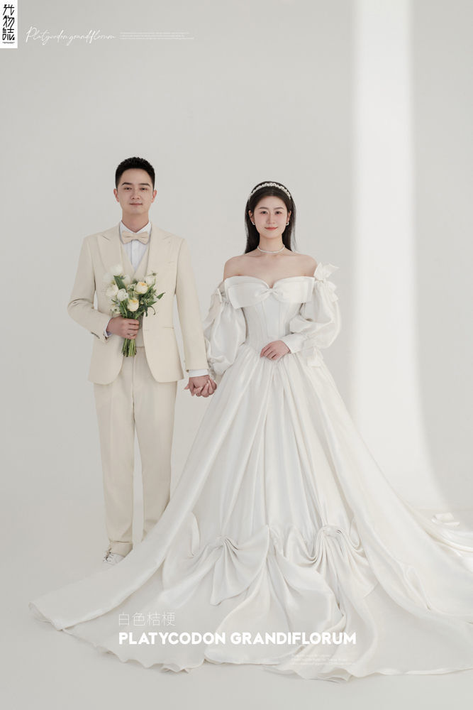 超级甜腻！邝海涛先生万冰清女士极简棚拍婚纱照、极简棚拍  极简棚拍、刘康、六边形战士，不止是沟通，拍摄想法，创造思维样样拿捏。、婚纱照