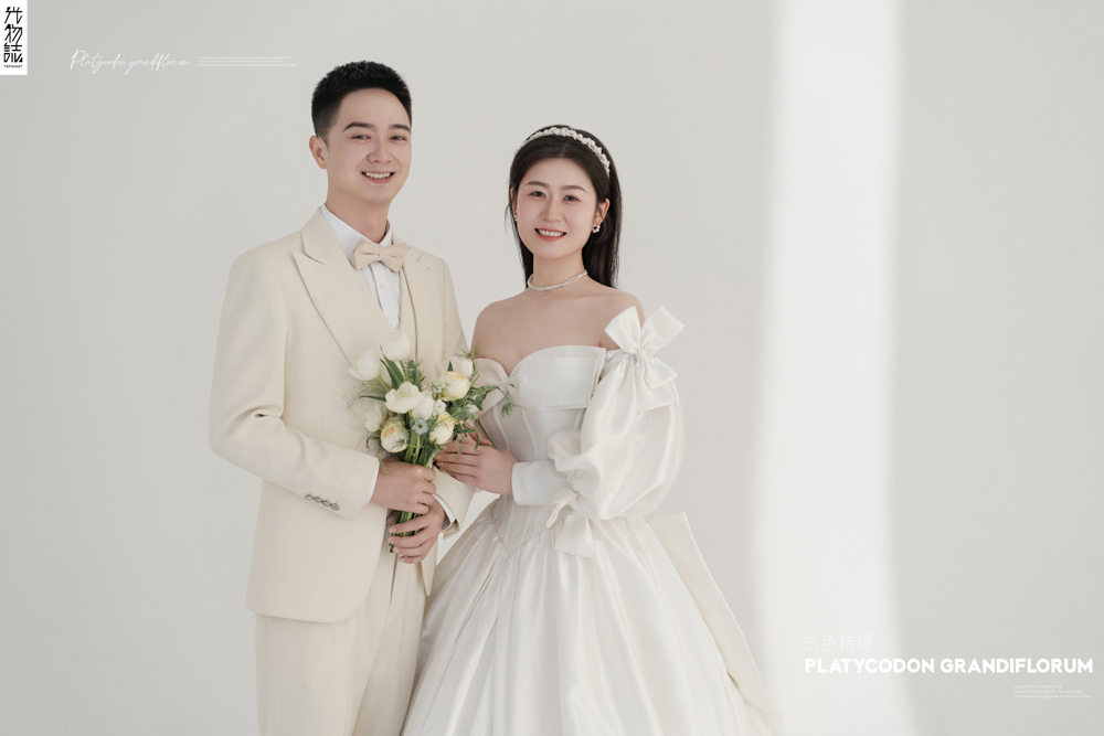 超级甜腻！邝海涛先生万冰清女士极简棚拍婚纱照、极简棚拍  极简棚拍、刘康、六边形战士，不止是沟通，拍摄想法，创造思维样样拿捏。、婚纱照