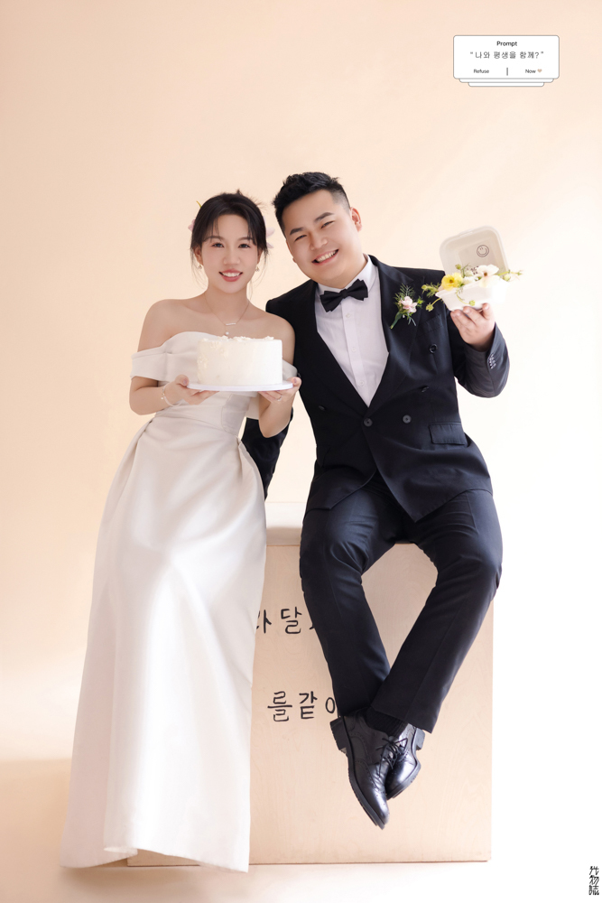 小小小清新:)姚嘉俊先生李致珍女士极简棚拍婚纱照、极简棚拍、徐才皓、好像在听单口相声，开心到直不起腰，幸福感MAX、婚纱照