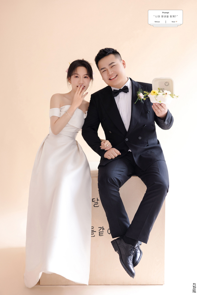 小小小清新:)姚嘉俊先生李致珍女士极简棚拍婚纱照、极简棚拍、徐才皓、好像在听单口相声，开心到直不起腰，幸福感MAX、婚纱照
