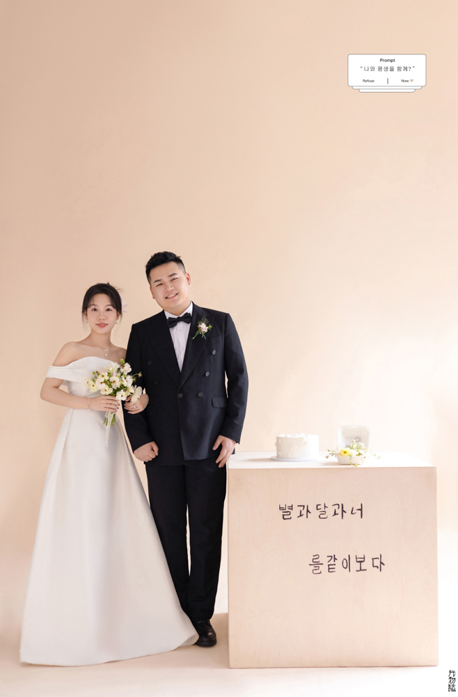 小小小清新:)姚嘉俊先生李致珍女士极简棚拍婚纱照、极简棚拍、徐才皓、好像在听单口相声，开心到直不起腰，幸福感MAX、婚纱照
