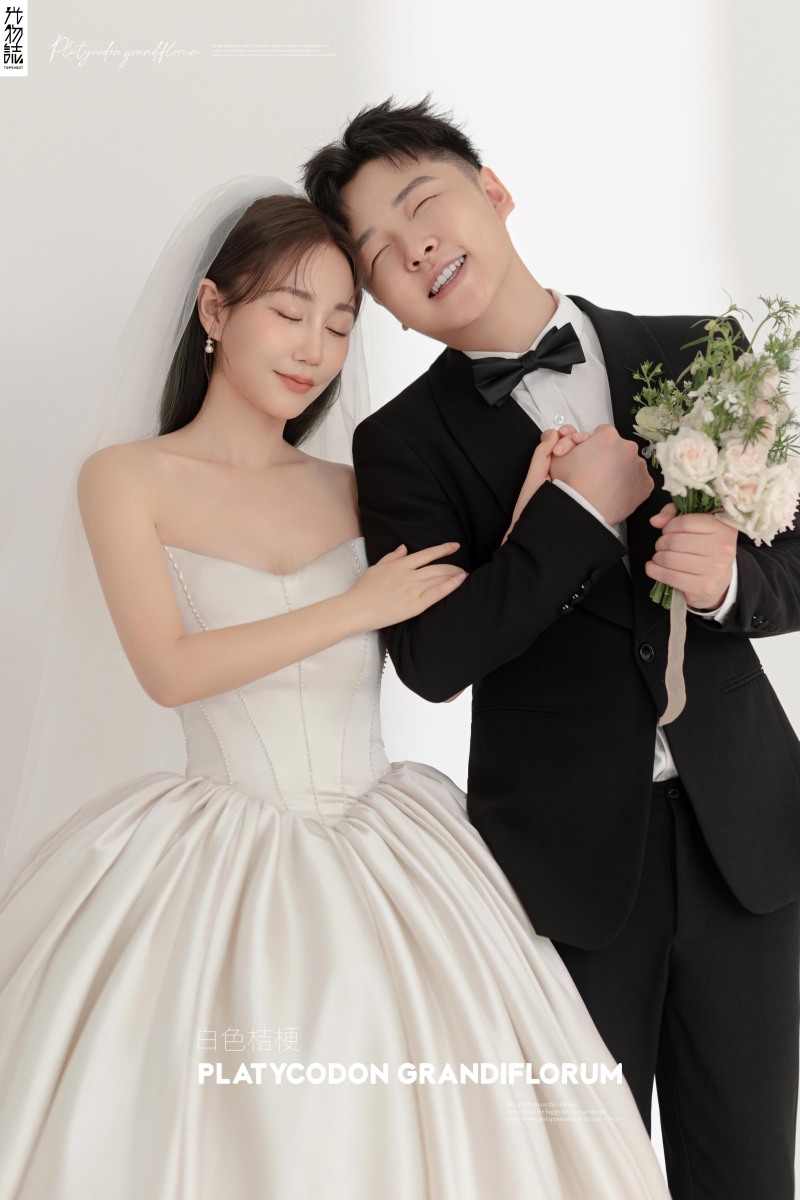 爱了~爱了~任磊先生王丹女士极简棚拍婚纱照、极简棚拍、木子、唠嗑型选手，构图多变、情绪拿捏，特写YYDS、婚纱照