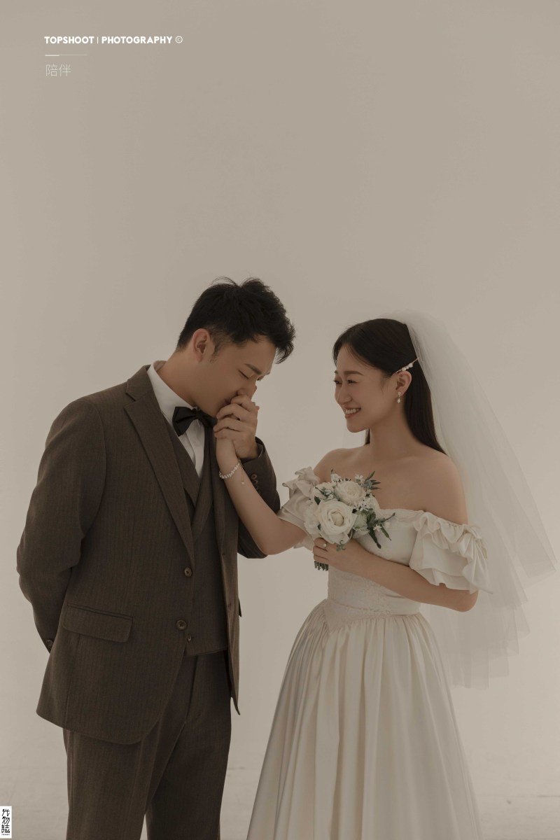 幸福感爆棚赵伟康先生王一然女士极简棚拍婚纱照、极简棚拍、、、婚纱照