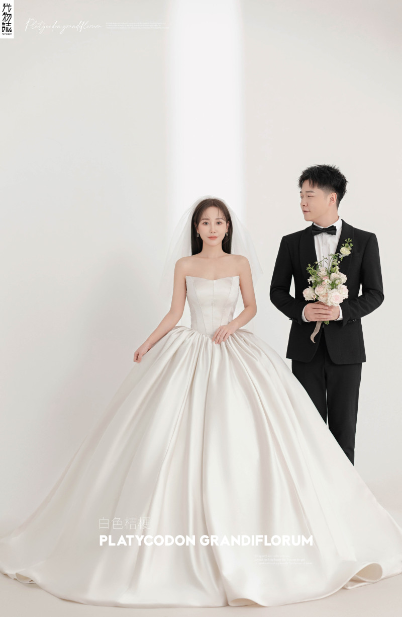爱了~爱了~任磊先生王丹女士极简棚拍婚纱照、极简棚拍、木子、唠嗑型选手，构图多变、情绪拿捏，特写YYDS、婚纱照