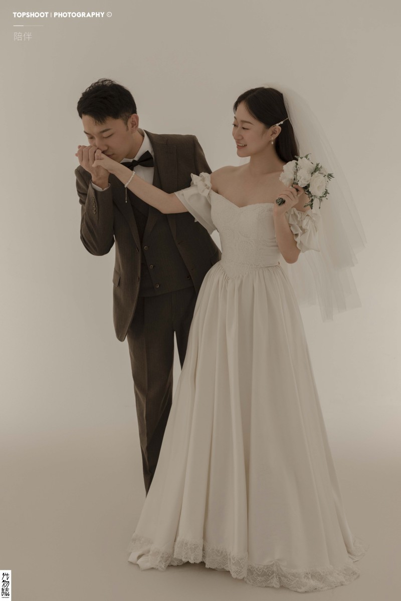 幸福感爆棚赵伟康先生王一然女士极简棚拍婚纱照、极简棚拍、、、婚纱照