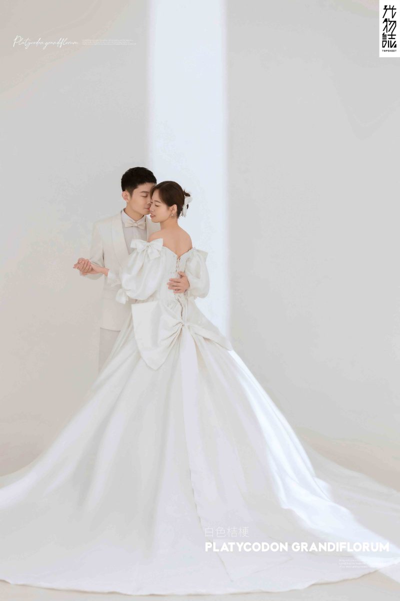 幸福感爆棚郝前先生王代青女士极简棚拍婚纱照、极简棚拍、韩松、行走的放大镜，现场细节，姿态指导的掌控者、婚纱照
