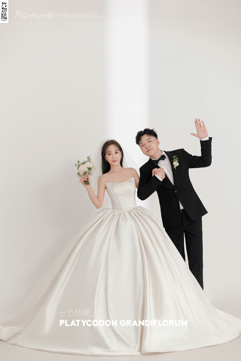 爱了~爱了~任磊先生王丹女士极简棚拍婚纱照、极简棚拍、木子、唠嗑型选手，构图多变、情绪拿捏，特写YYDS、婚纱照