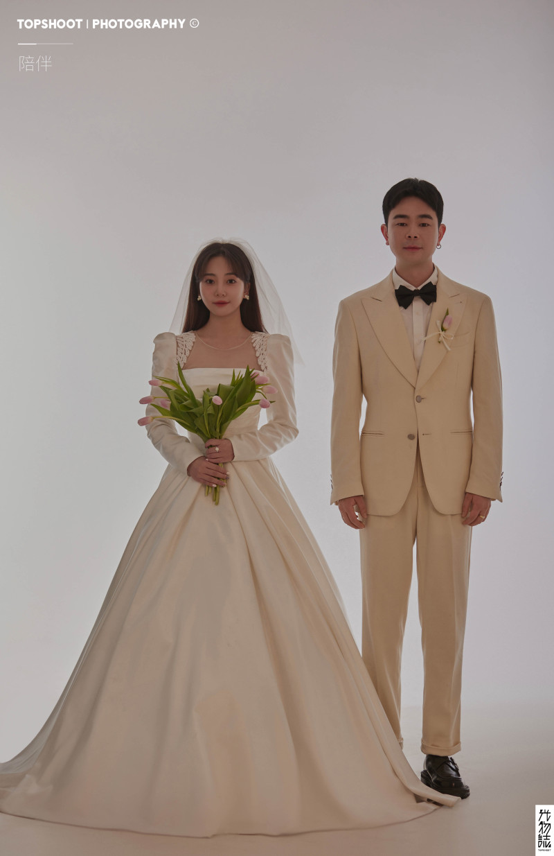 宝藏情侣~王博先生王思雯女士极简棚拍婚纱照、极简棚拍、木子、唠嗑型选手，构图多变、情绪拿捏，特写YYDS、婚纱照