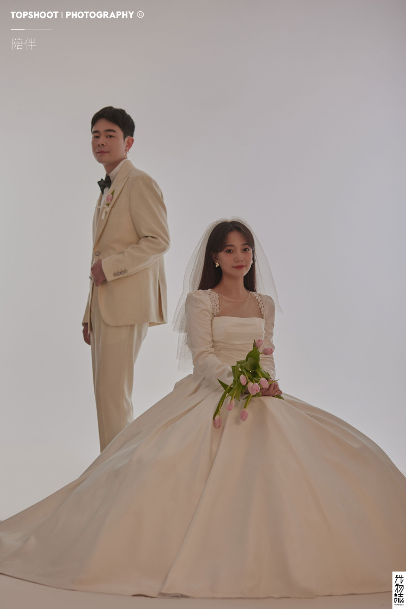 宝藏情侣~王博先生王思雯女士极简棚拍婚纱照、极简棚拍、木子、唠嗑型选手，构图多变、情绪拿捏，特写YYDS、婚纱照