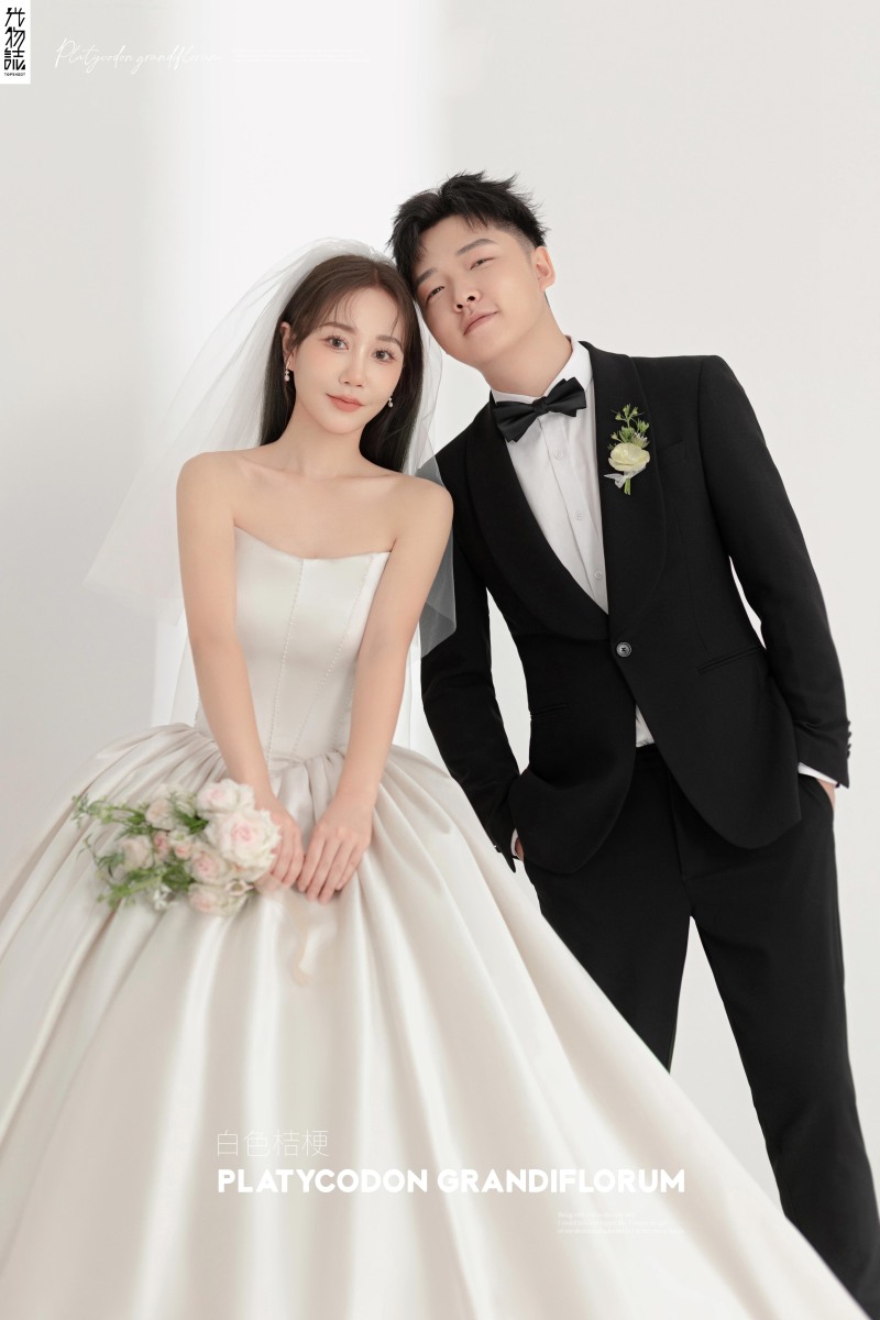 爱了~爱了~任磊先生王丹女士极简棚拍婚纱照、极简棚拍、木子、唠嗑型选手，构图多变、情绪拿捏，特写YYDS、婚纱照