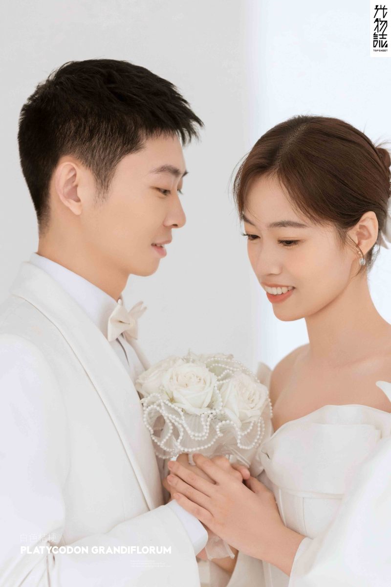 幸福感爆棚郝前先生王代青女士极简棚拍婚纱照、极简棚拍、韩松、行走的放大镜，现场细节，姿态指导的掌控者、婚纱照