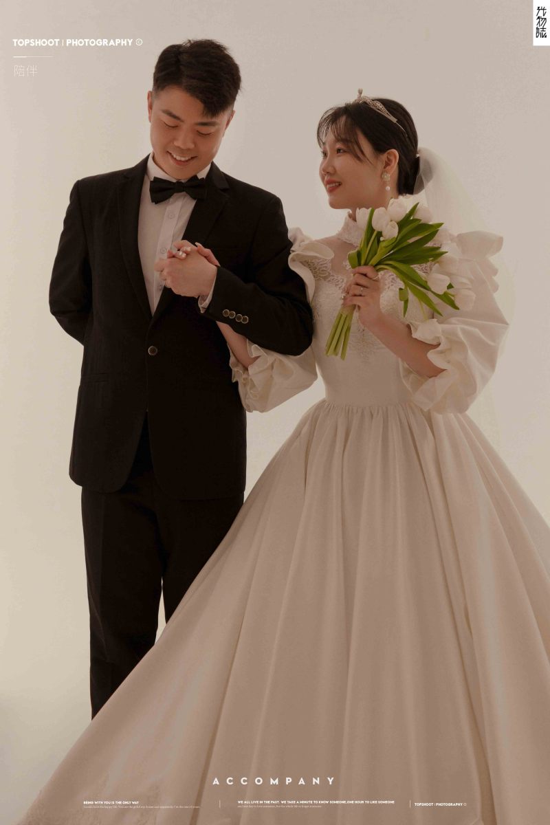 幸福感爆棚胡先生薄女士极简棚拍婚纱照、极简棚拍、韩松、行走的放大镜，现场细节，姿态指导的掌控者、婚纱照