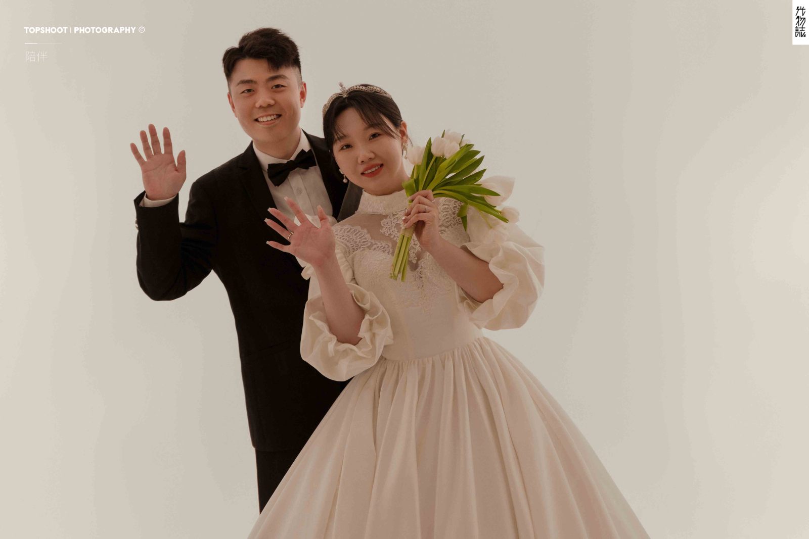 幸福感爆棚胡先生薄女士极简棚拍婚纱照、极简棚拍、韩松、行走的放大镜，现场细节，姿态指导的掌控者、婚纱照